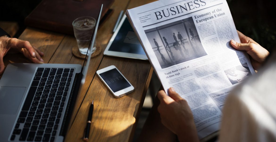 Laptop z gazetą - zdjęcie do artykułu "Jak zwięszyć szanse na sukces"