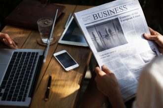 Laptop z gazetą - zdjęcie do artykułu "Jak zwięszyć szanse na sukces"