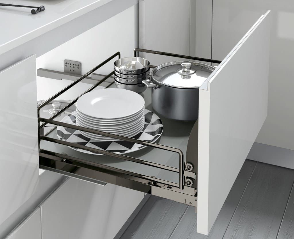 Szuflada meblowa 5202E włoskiej firmy Inoxa to nowość w ofercie Center-Mebel, którą można przeznaczyć nie tylko na przechowywanie w kuchni, ale także w garderobie. Kolory chrom oraz tytan w połączeniu z pełnym dnem z płyty kompaktowej dają dowolność w aranżacji przestrzeni. Dostępne szerokości: 400, 500, 600, 900 mm.