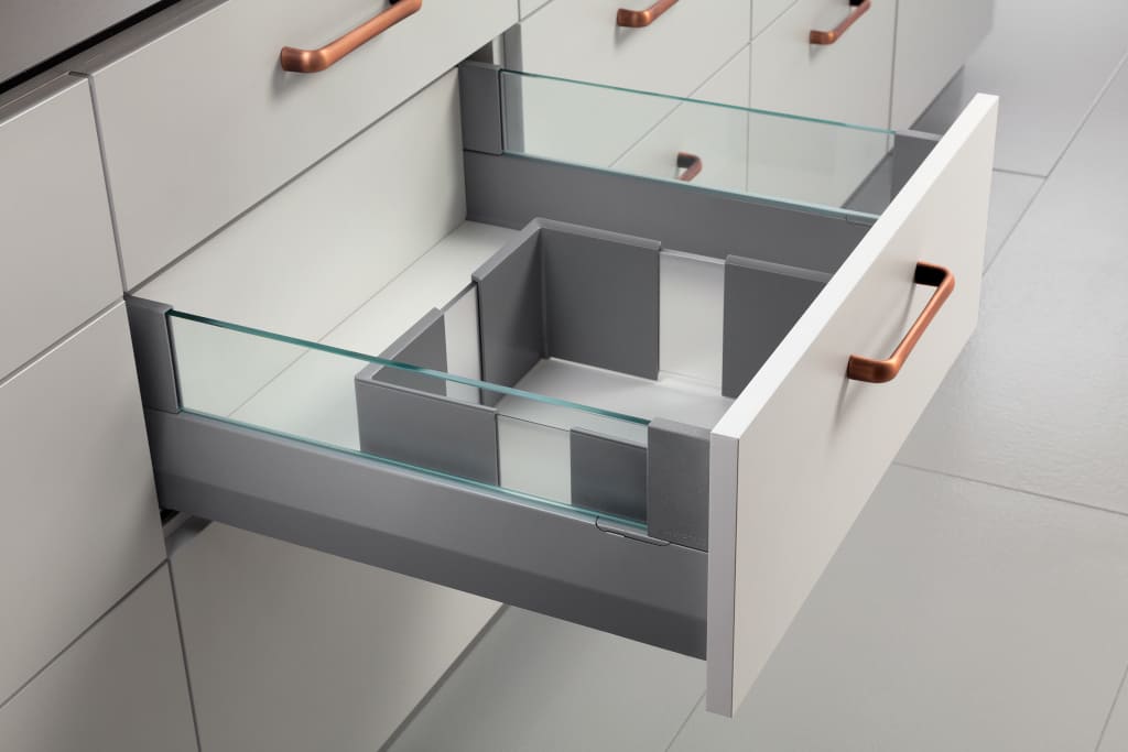Szuflady „Moovit” z oferty Häfele zapewniają płynny i pełny wysuw, swobodę aranżacji mebla i wysoką jakość.