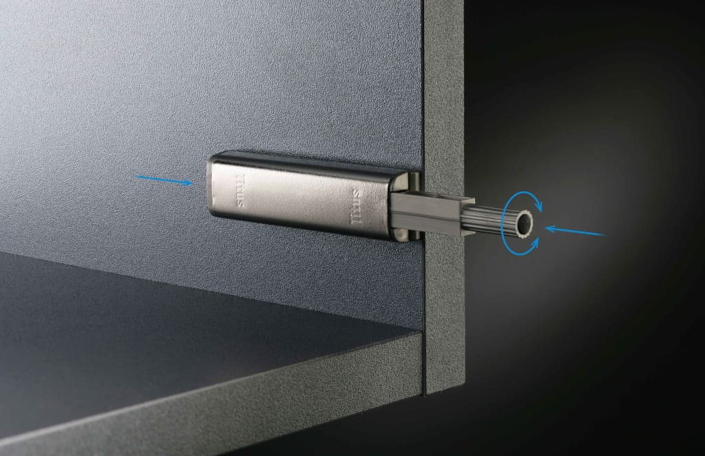 TitusPlus wprowadził na rynek tzw. „Push Latch” – uniwersalne systemy do drzwi i szuflad mebli bez uchwytów, który umożliwia ich bezwysiłkowe otwieranie poprzez lekkie naciśnięcie.