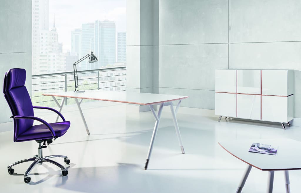 „Snabb” (prod. Tobo) to nowoczesne meble gabinetowe o unikalnym designie. Elementem, który skupia największą uwagę jest biurko z ergonomicznym, zaokrąglonym blatem oraz nietypowymi nogami.