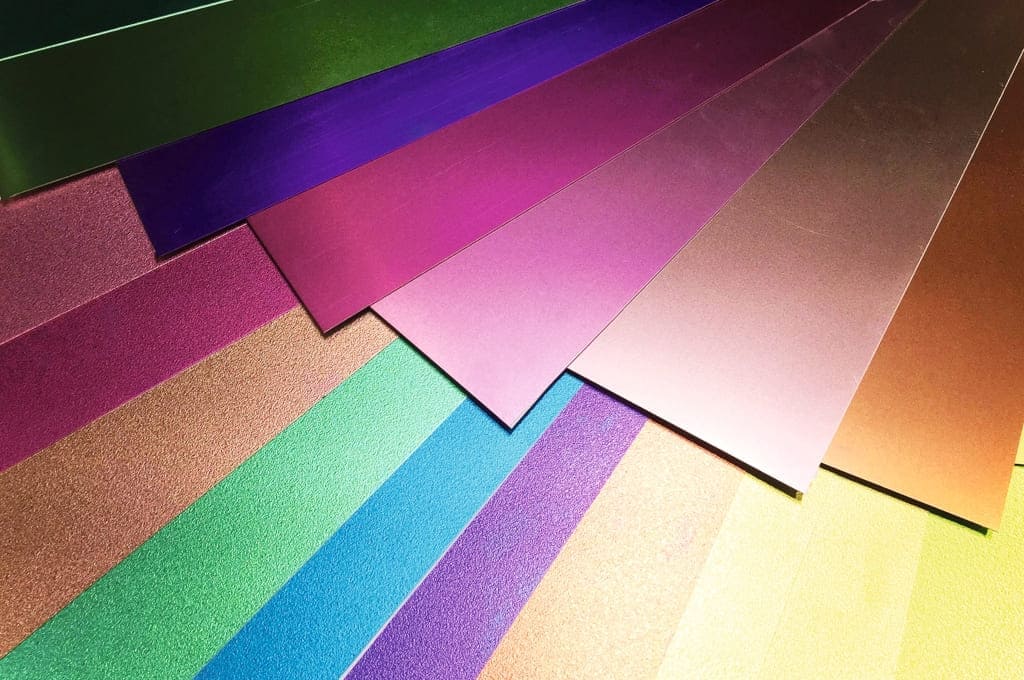 TranTixxii od Nippon Steel Corporation to materiał, który łączy w sobie właściwości tytanu, takie jak długa żywotność, niska waga i wysoka wytrzymałość, z wielopłaszczyznowym wyglądem.