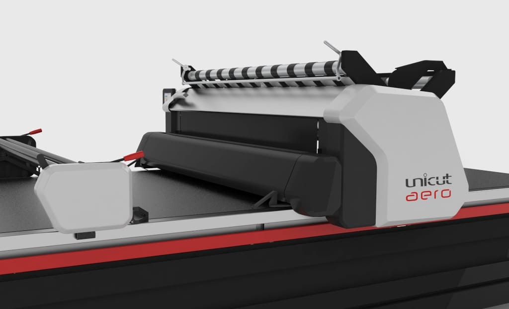 Nowy automat „Unicut Aero” firmy Allcomp przyspiesza lagowanie różnego rodzaju materiałów tapicerskich, rozkładanie belek materiału o wadze sięgającej nawet 200 kg czy lagowanie owaty.