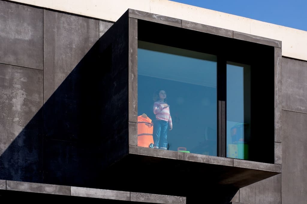 „Viroc” z oferty firmy Atpol to nowoczesny i uniwersalny materiał dekoracyjny wpisujący się w aktualne trendy płyt z efektem betonu.