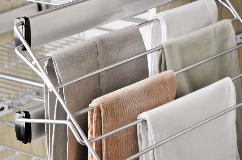 Wieszak boczny na spodnie oferowany przez Nomet jest bardzo praktyczny, pozwala na powieszenie jednocześnie kilku par spodni.