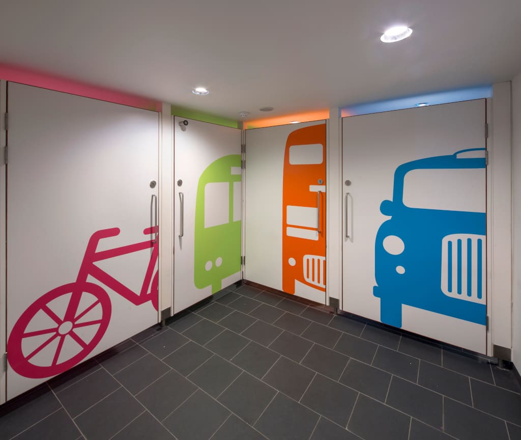 Wnętrze Muzeum Transportu w Londynie z laminatami Formica.