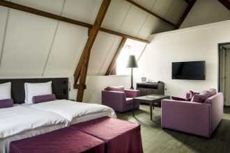 Wnętrze pokoju hotelowego w Hampshire Hotel - 's Gravenhof Zutphen w Holandii. We wnętrzach hotelu połączono elementy z różnych systemów meblowych z oferty firmy Faber.