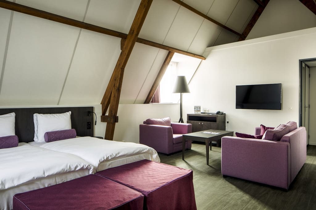 Wnętrze pokoju hotelowego w Hampshire Hotel - 's Gravenhof Zutphen w Holandii. We wnętrzach hotelu połączono elementy z różnych systemów meblowych z oferty firmy Faber.