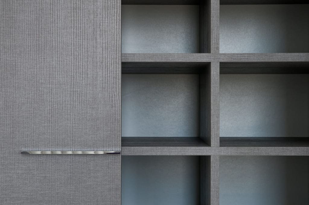 Wzór „Cleaf Spigato” marki Cleaf oferowany przez Forner zaczerpnięto ze świata mody. Przedstawia on klasyczny tweedowy motyw, który przeciwstawia sobie jasne i ciemne wzorki utkane w tzw. jodełkę.