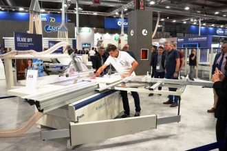 Technologia obróbki drewna i produkcji mebli we włoskim wydaniu na stoisku SCM Group podczas XYLEXPO 2022.