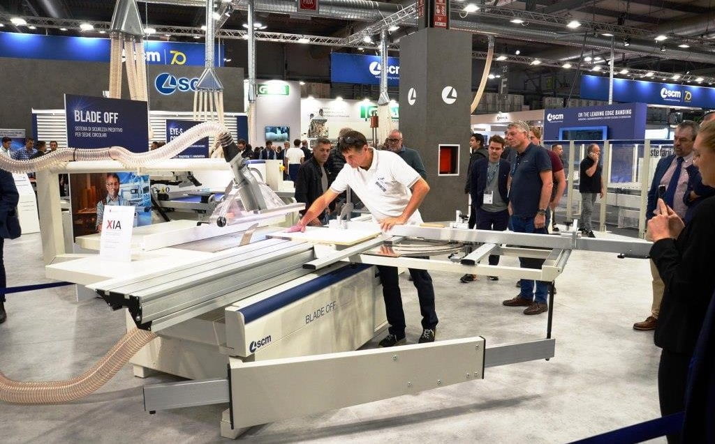 Technologia obróbki drewna i produkcji mebli we włoskim wydaniu na stoisku SCM Group podczas XYLEXPO 2022.