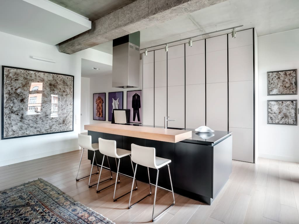 „Z1” to najbardziej oszczędna w formie i jednocześnie ciesząca się największą popularnością kuchnia marki Zajc Kuchnie. Kuchnia jest otwarta na salon, a cechuje ją czysta, minimalistyczna forma.