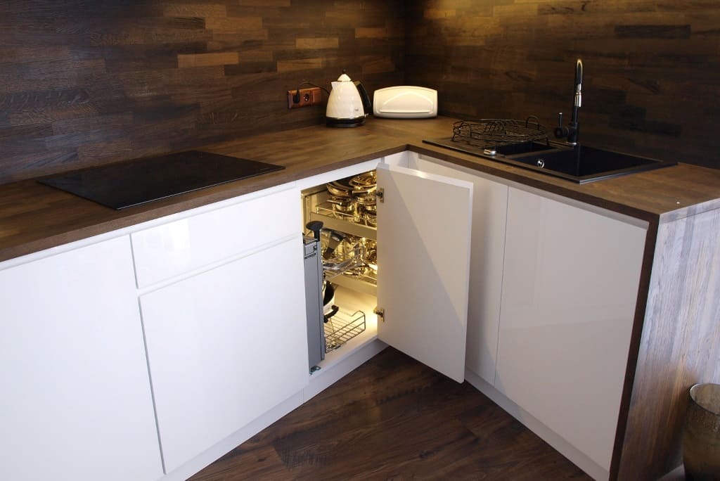 Funkcjonalna zabudowa kuchenna z wykorzystaniem systemu cargo to kuchnia firmy Lotar1.