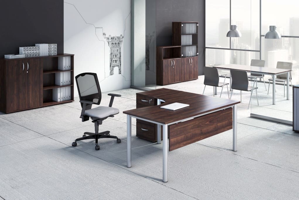 Zestaw „Gemi” firmy KJK to propozycja systemu biurek prostych i narożnych. Cechą charakterystyczną jest możliwość wyboru stelaża, w tym stelaża z regulacją wysokości w zakresie 20 cm.