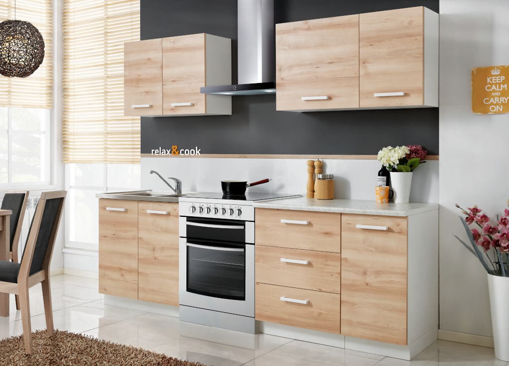 Zestaw mebli kuchennych „Jula” znaleźć można w ofercie sieci Leroy Merlin. Fronty szafek wykonano w dekorze „Buk Iconic”, natomiast korpus w kolorze białym.