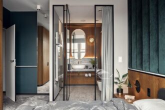 Apartament, w którym ważną rolę odgrywa sypialnia połączona z łazienką.