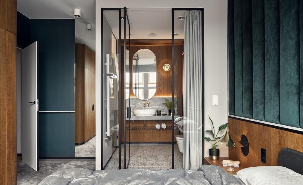 Apartament, w którym ważną rolę odgrywa sypialnia połączona z łazienką.