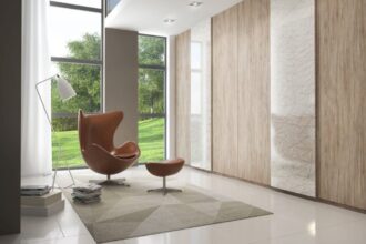 Aranżacja z dekorami Interprint, w tym z inspirowanym masywnym dębem dekorem „Oban”.