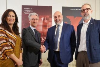 Na zdjęciu, od lewej: Marianna Daschini (ustępująca wiceprezes), Luigi De Vito (ustępujący prezes), Enrico Aureli (prezes Acimall w latach 2023-2026) i Raphaël Prati (wiceprezes Acimall w latach 2023-2026).