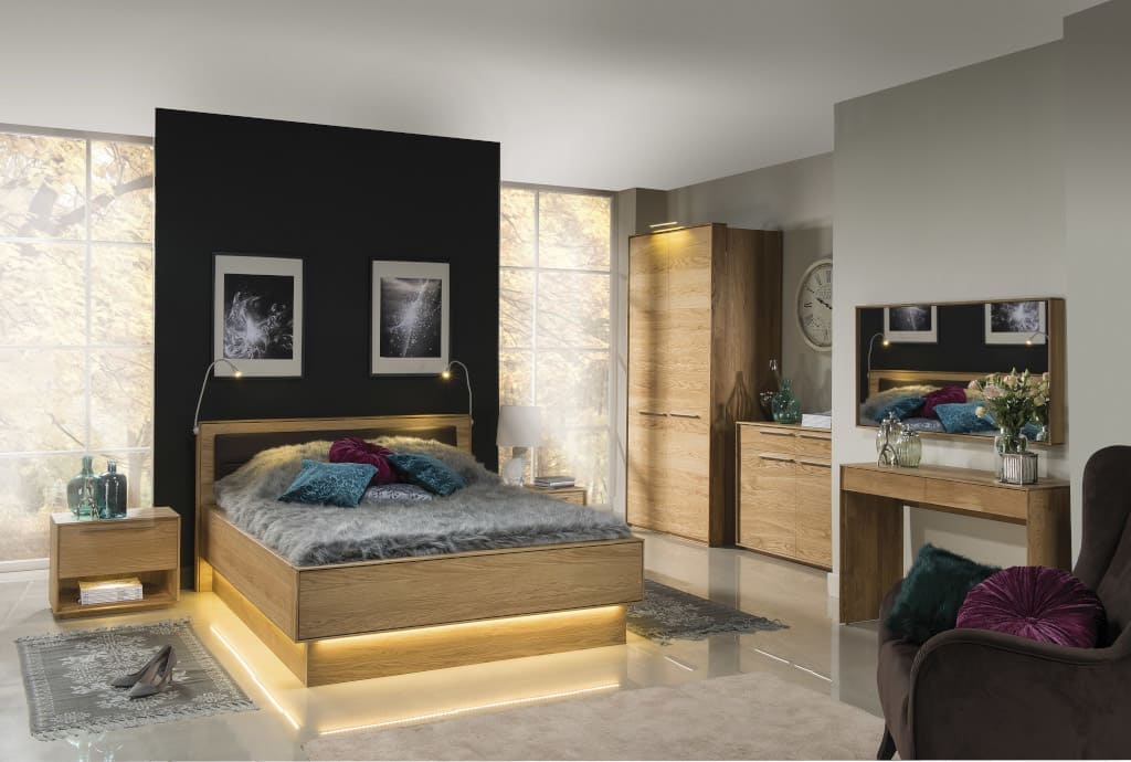 Do sypialni firma Dekort Meble proponuje kolekcję „Rio”, dostępną w kolorze dębu palonego i dębu naturalnego.