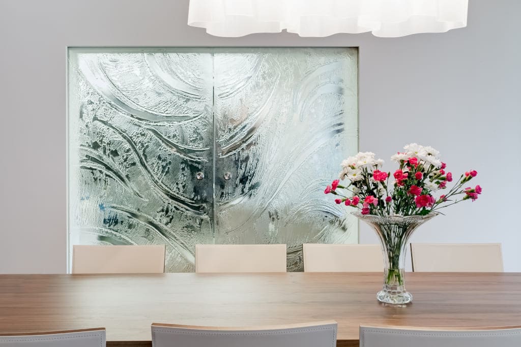 Drzwi przesuwne dwuskrzydłowe chowane w ścianie z zastosowaniem szkła Villa Glass Studio.