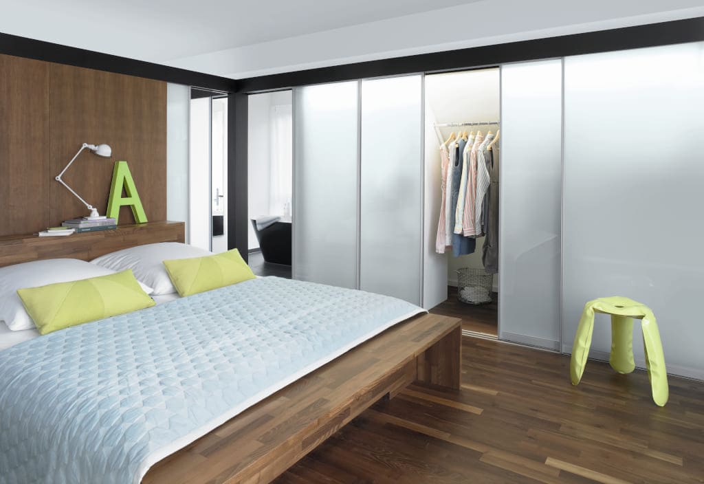 Drzwi przesuwne „S1500” marki Raumplus mają uniwersalne zastosowanie: służą jako zamknięcie szafy i do przedzielania pomieszczeń.