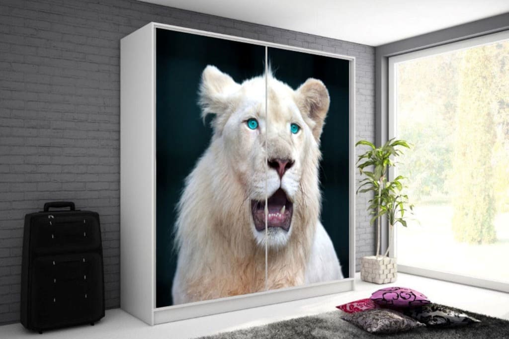 Grafika z tygrysem na szkle Opti White firmy Fire-Glass w dwuskrzydłowej szafie z grafiką.