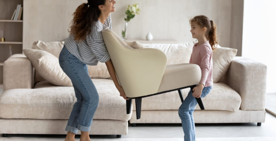 Pani z dziewczynką przenosi biały fotel - Badania Inquiry - miesięcznik i portal informacyjny branży meblarskiej