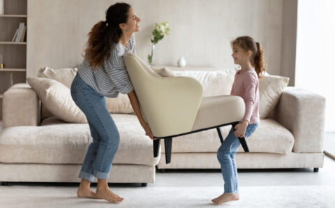 Pani z dziewczynką przenosi biały fotel - Badania Inquiry - miesięcznik i portal informacyjny branży meblarskiej