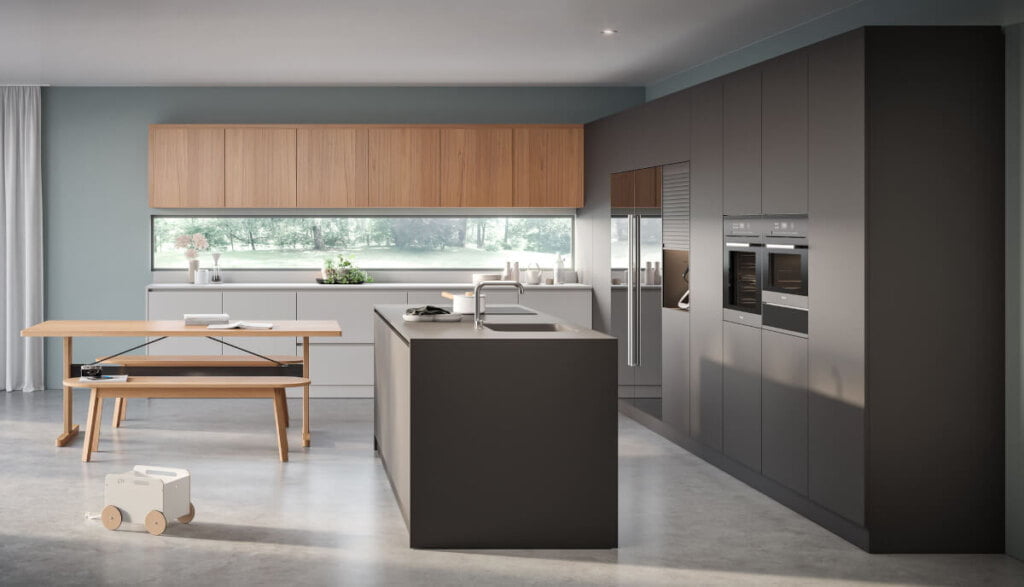 Kuchnia w szarej kolorystyce z wykorzystaniem produktów z kolekcji Rehau Passion for Color 2023.