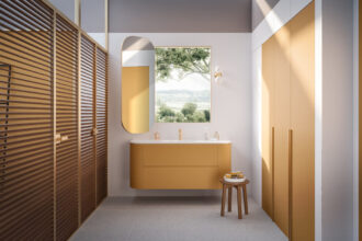 Łazienka w kolorze kurkumy z wykorzystaniem produktów z kolekcji Rehau Passion for Color 2023.