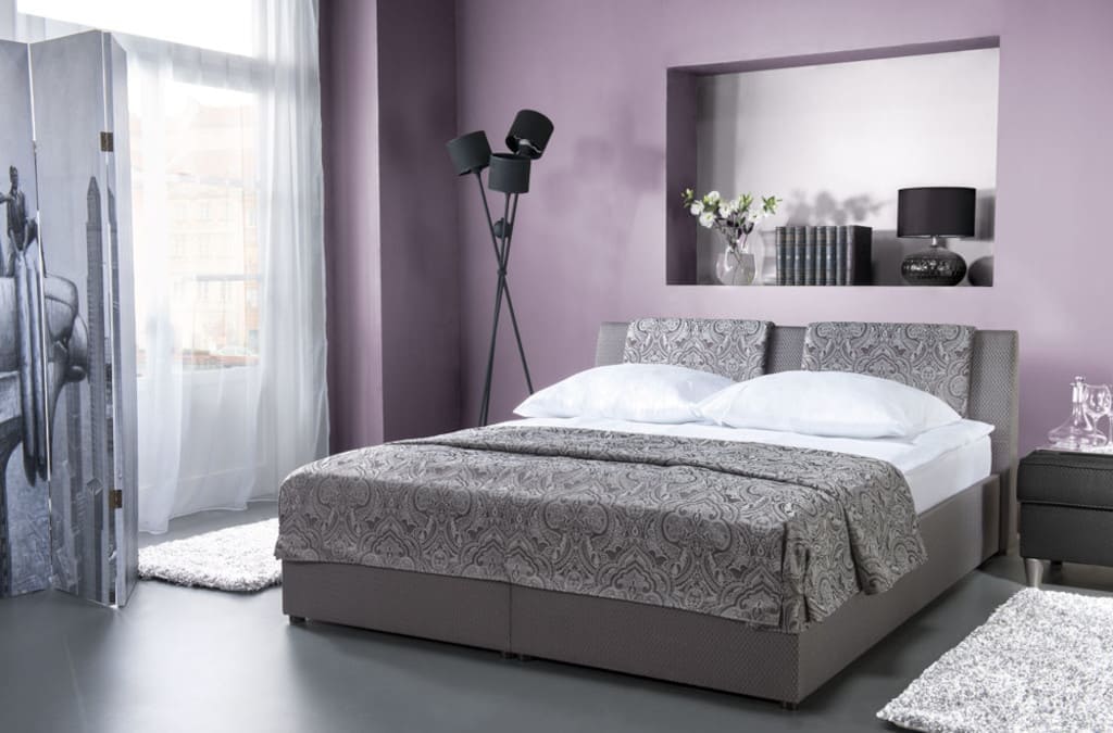 Największym powodzeniem w ofercie łóżek tapicerowanych firmy Libro cieszy się łoże „Komfort”. To mebel z dużym pojemnikiem na pościel. Łóżko występuje w wersji 160 i 140 cm.