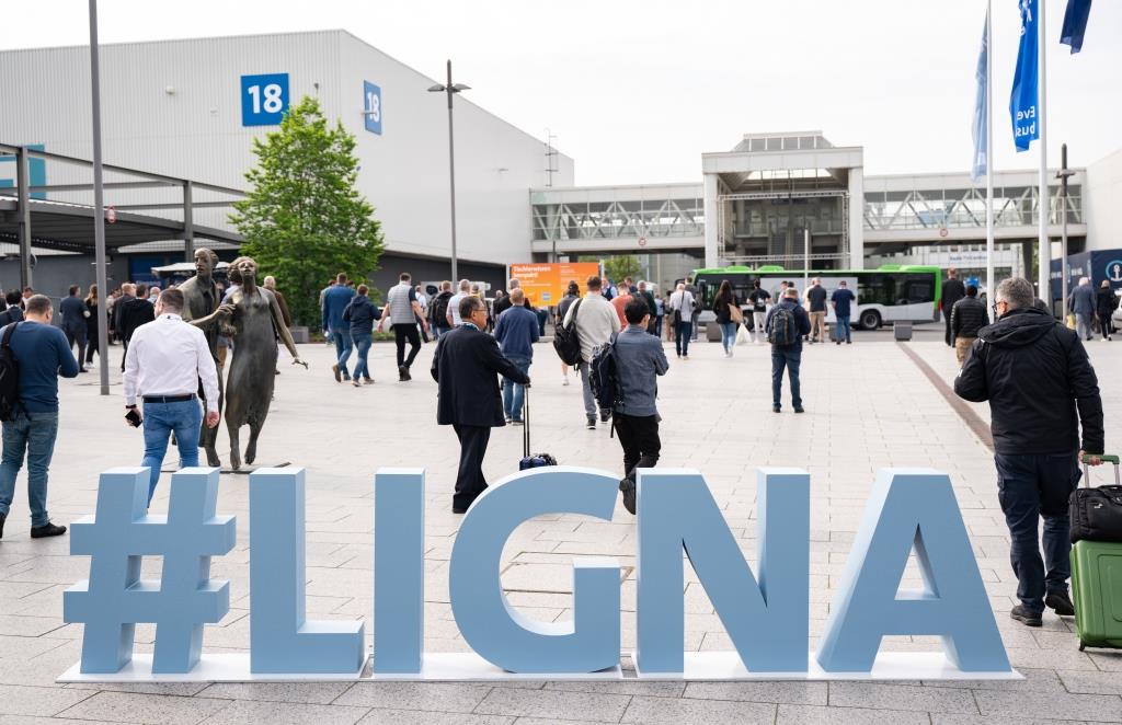 Mimo iż obecna tendencja spadkowa odnośnie nowych zamówień sugeruje spadek produkcji w 2023 roku, producenci maszyn do obróbki drewna z optymizmem powitali zwiedzających targi LIGNA po czteroletniej przerwie.