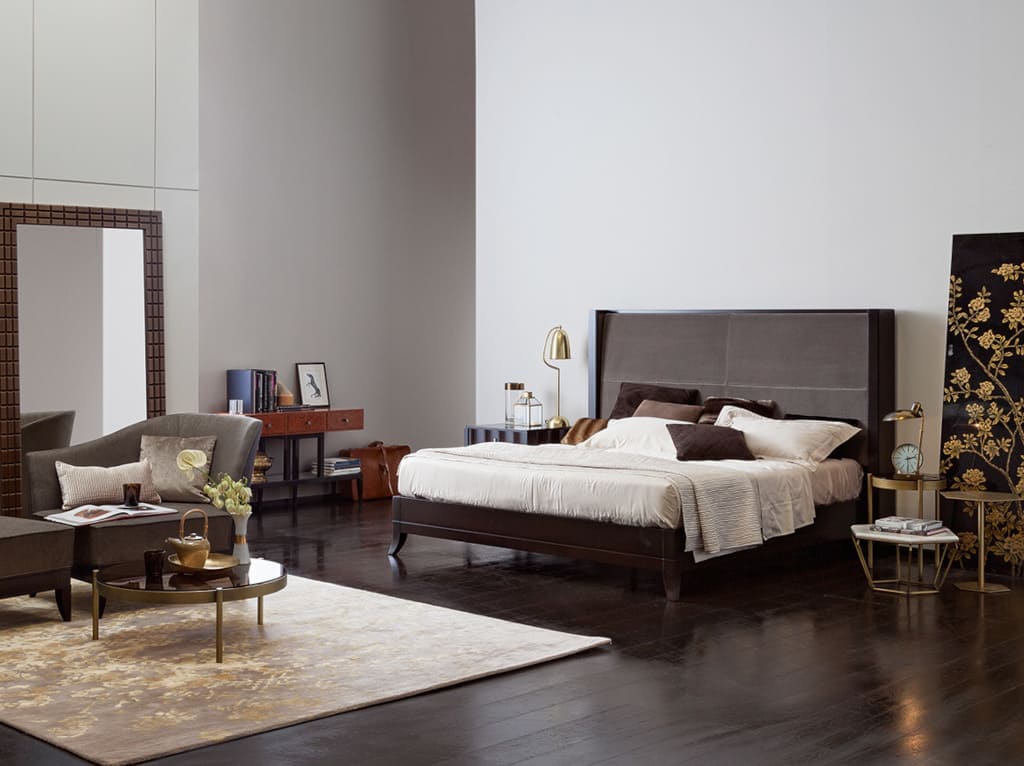Wewnętrzna część wezgłowia łóżka „Downtown” firmy Selva jest tapicerowana skórą lub tkaniną wybraną z oferty tkanin kolekcji „Philipp Selva”.