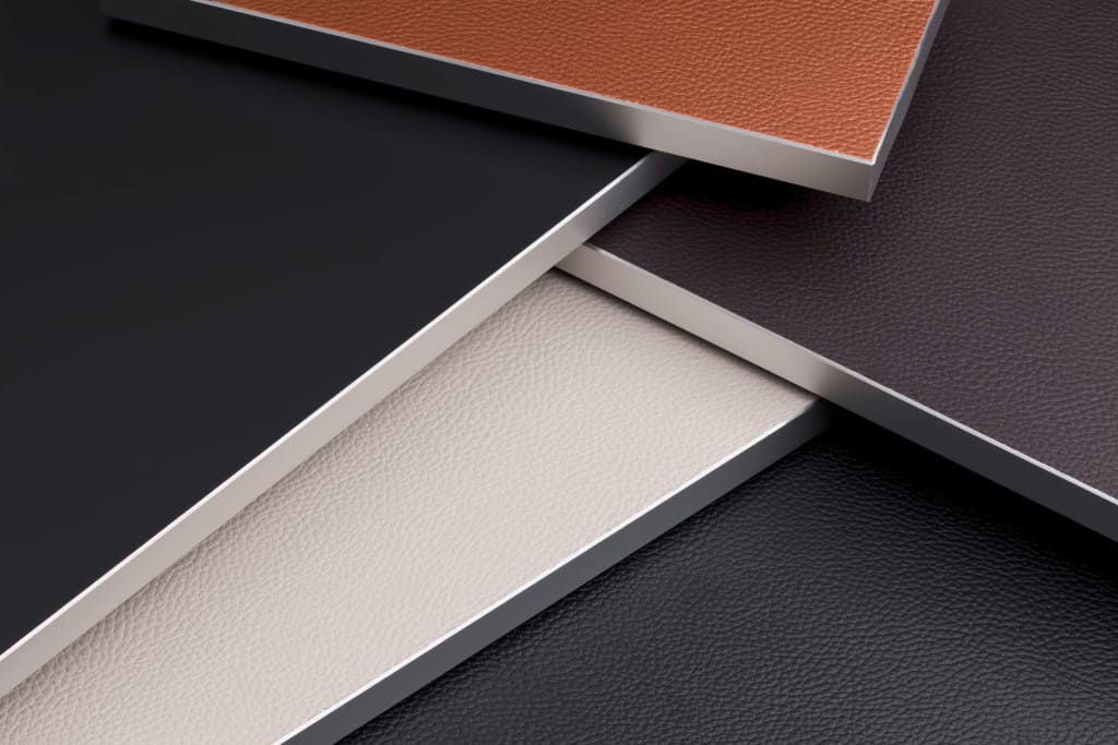 Spośród płyt „Leather” firmy Niemann można wybrać te ze strukturą i w wersji gładkiej.