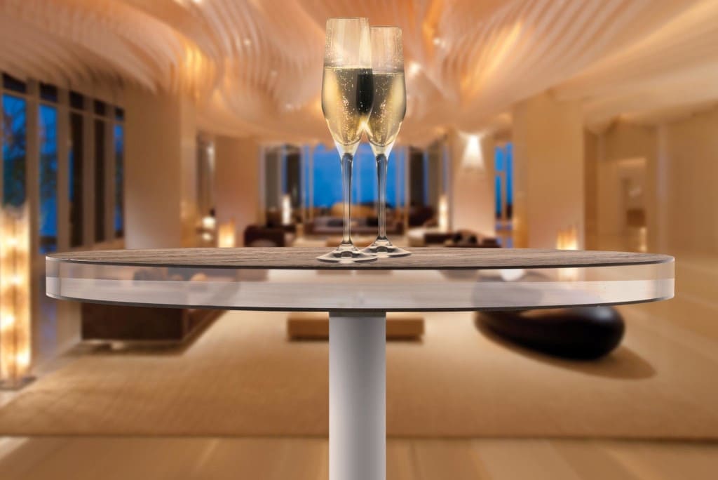 Panele „Cristalwood” z oferty firmy Atpol to połączenie: lity dąb z transparentną pleksi.