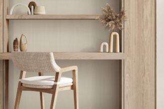 Wnętrze w drewnianej kolorystyce. Produkty Pfleiderer użyte w aranżacji: HDF lakierowany U12073 WS Cashmere, Płyta laminowana R30039 LN Orzech California.