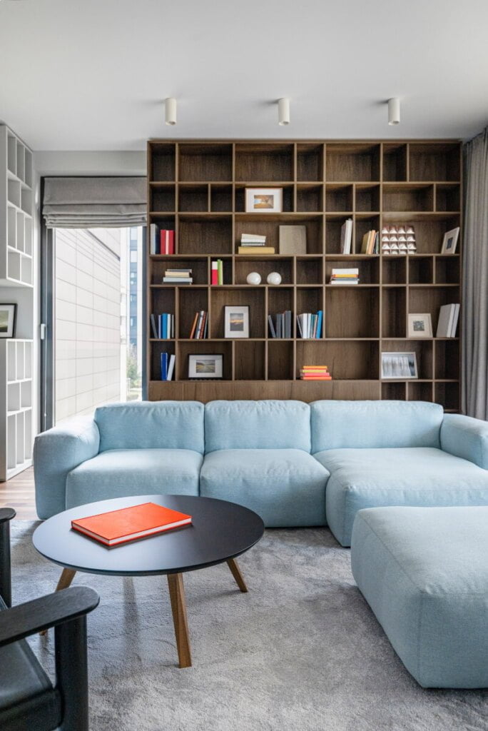 Wnętrze salonu w nowoczesnym stylu. Dekory Pfleiderer użyte w aranżacji: HDF lakierowany R20475 S Dąb Bijoux Ciemny II, Płyta laminowana Dąb Bijoux R20425 RU.