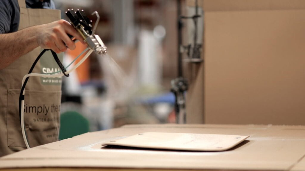 Simalfa - nanoszenie kleju - miesięcznik i portal informacyjny branży meblarskiej biznes.meble.pl