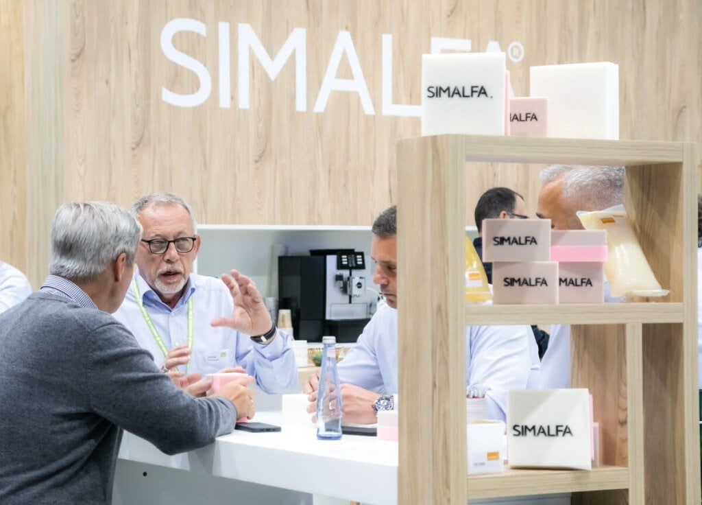 Simalfa na targach Interzum 2023 - miesięcznik i portal informacyjny branży meblarskiej biznes.meble.pl