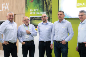 Simalfa - zespół 5 pracowników na targach Interzum 2023 - miesięcznik i portal informacyjny branży meblarskiej biznes.meble.pl