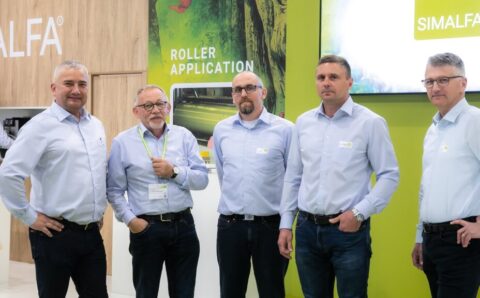 Simalfa - zespół 5 pracowników na targach Interzum 2023 - miesięcznik i portal informacyjny branży meblarskiej biznes.meble.pl