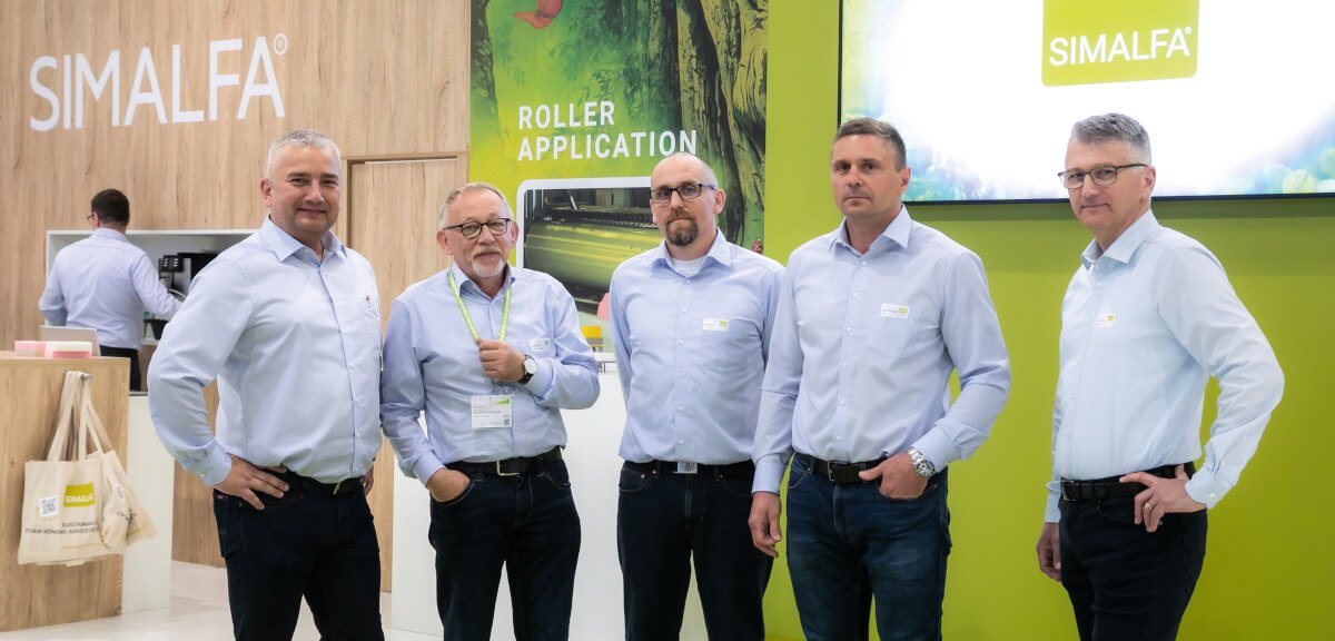 Simalfa - zespół 5 pracowników na targach Interzum 2023 - miesięcznik i portal informacyjny branży meblarskiej biznes.meble.pl