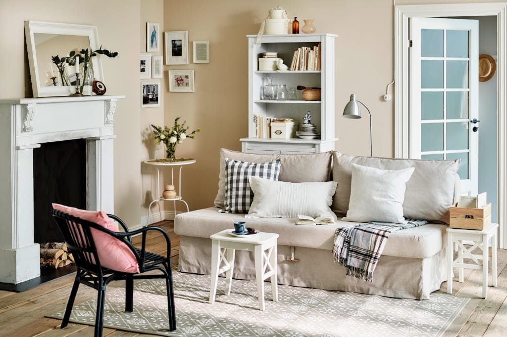 „Himmene” to trzyosobowa sofa rozkładana, którą znaleźć można w ofercie sieci sklepów IKEA.