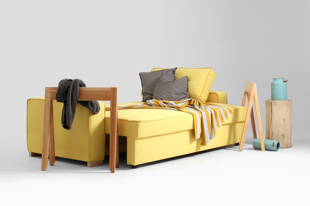 Sofa „Meggy” (dystr. Custom Form). Stelaż wykonany jest z litego drewna bukowego. Wypełnienie siedziska stanowią sprężyny faliste, pianka tapicerska T21 i pianka wysokoelastyczna HR 35.