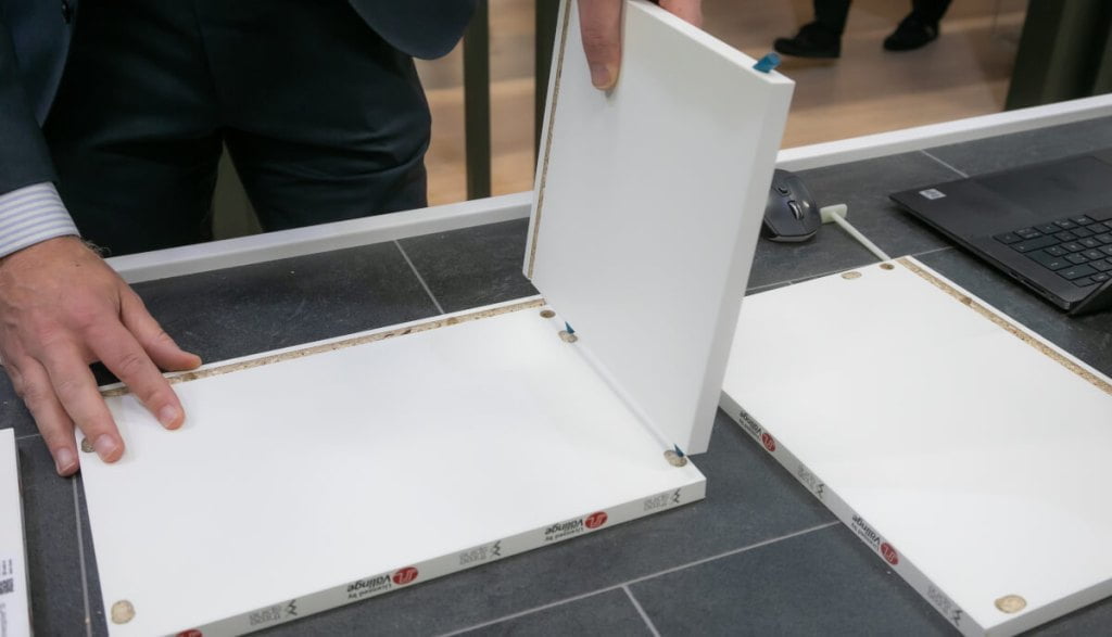 Prezentacja technologii mebli zatrzaskowych na interzum 2023