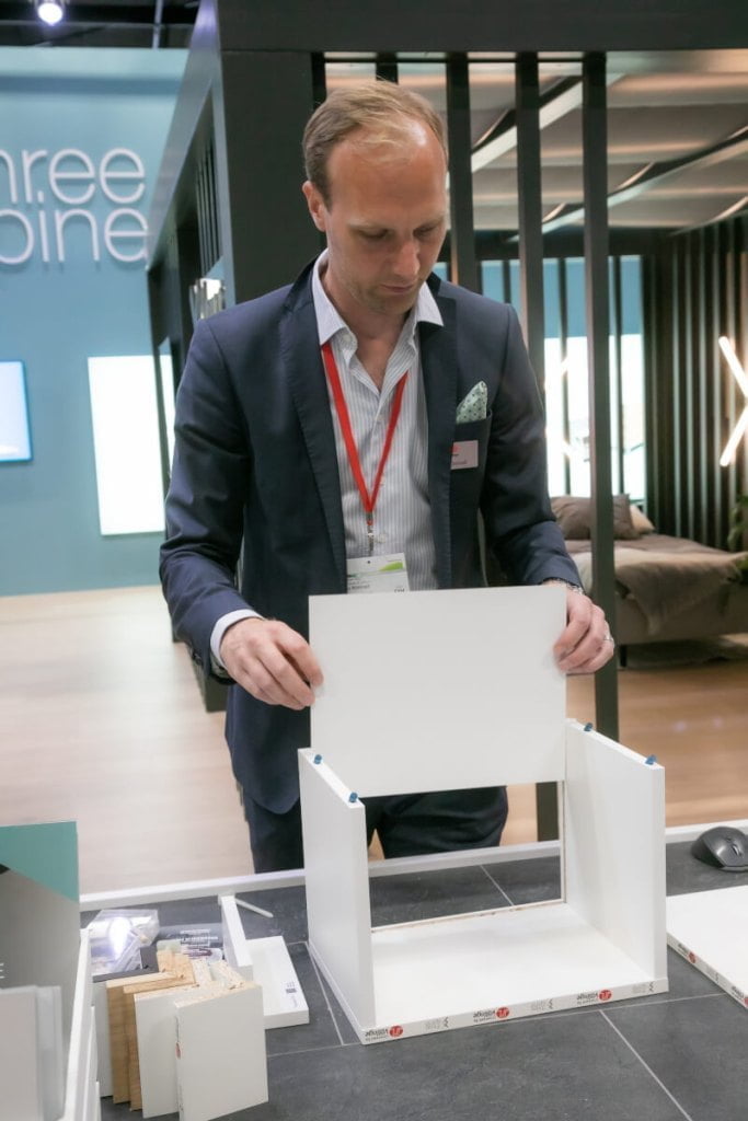 Prezentacja technologi mebli zatrzaskowych Threespine® firmy Välinge Innovation na interzum 2023