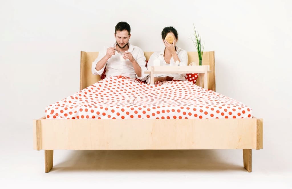 Zestaw „Łasuch” firmy Śnimisie jest idealny dla wielbicieli leniuchowania. Duży zagłówek zapewni wygodę i komfort podczas porannego śniadania w łóżku lub wieczornego czytania książki.