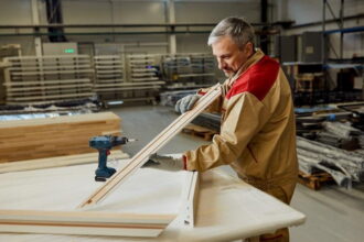 Spada wartość produkcji sprzedanej mebli.